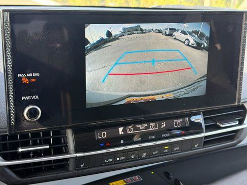 Certified 2025 Toyota Sienna XLE FWD image 20