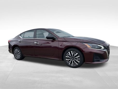 Used 2024 Nissan Altima 2.5 SV FWD image 2