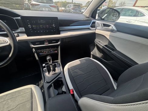 Used 2025 Volkswagen Taos SE image 41