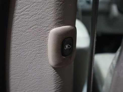 Used 2003 Chrysler Town & Country Limited image 18