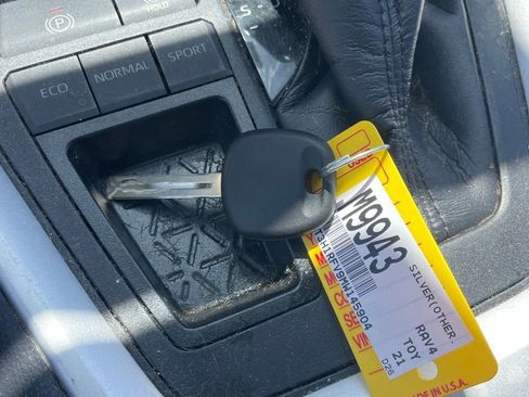 Used 2021 Toyota RAV4 LE FWD image 13