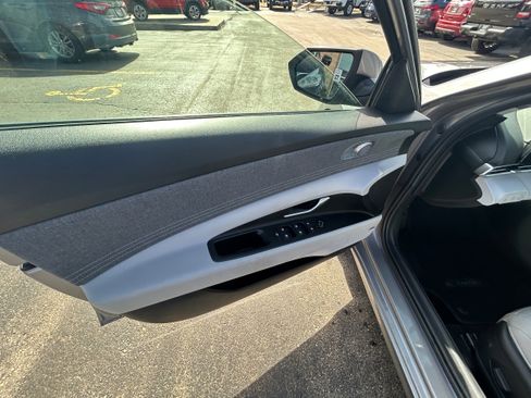 Used 2023 Hyundai Elantra Limited image 7