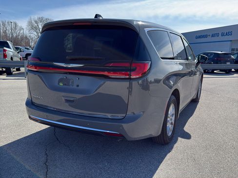 Used 2023 Chrysler Pacifica Touring-L image 5