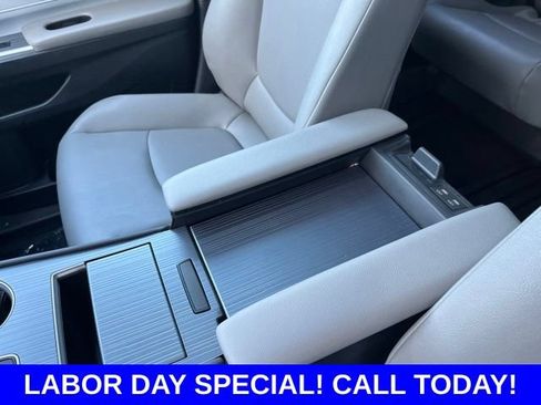 Used 2025 Toyota Sienna XLE FWD image 25