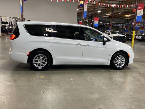 Used 2023 Chrysler Pacifica Touring-L FWD image 6
