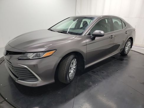 Used 2023 Toyota Camry LE image 3