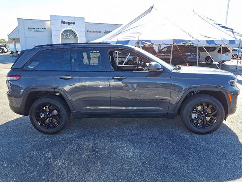 New 2025 Jeep Grand Cherokee Altitude image 7