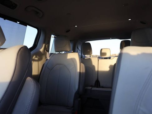 Used 2019 Chrysler Pacifica Touring-L image 16