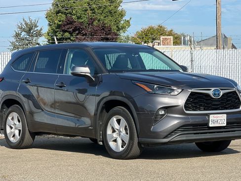 Used 2022 Toyota Highlander LE AWD/4WD image 7