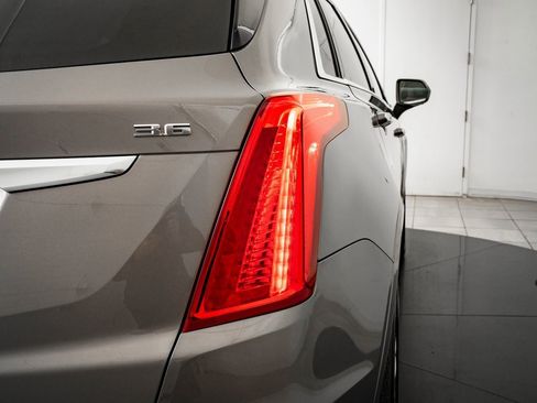 Used 2018 Cadillac XT5 Platinum w/ Driver Assist Package image 9