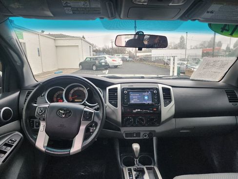 Used 2014 Toyota Tacoma PreRunner image 16