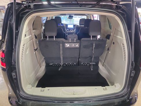 Used 2021 Chrysler Pacifica Touring image 17