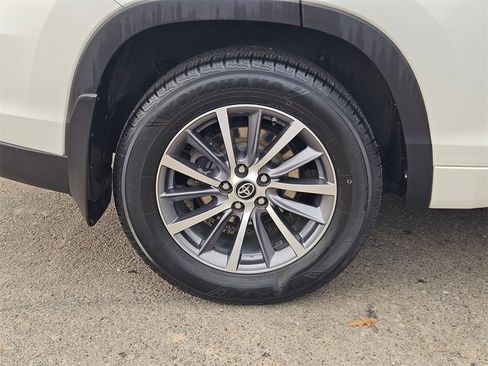 Used 2018 Toyota Highlander XLE image 9