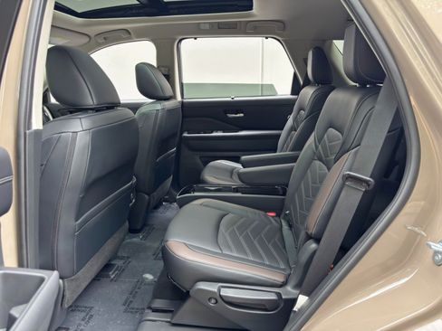 Used 2024 Nissan Pathfinder Platinum FWD image 43