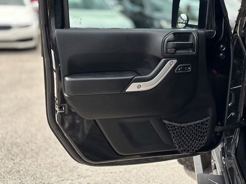 Used 2016 Jeep Wrangler Rubicon w/ Power Convenience Group image 13