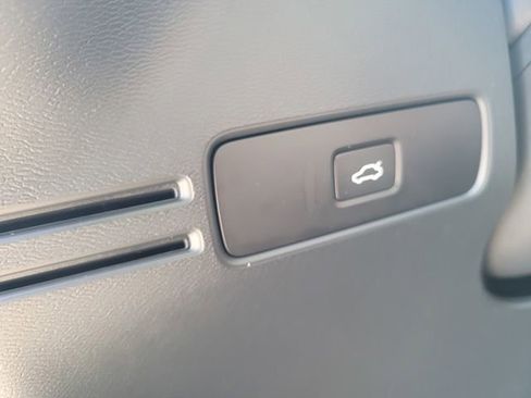 Used 2023 Volvo XC40 B5 Plus image 19