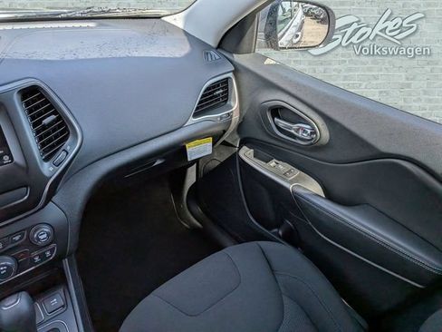 Used 2020 Jeep Cherokee Latitude FWD image 16