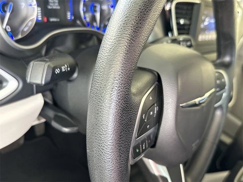 Used 2020 Chrysler Pacifica Touring image 19