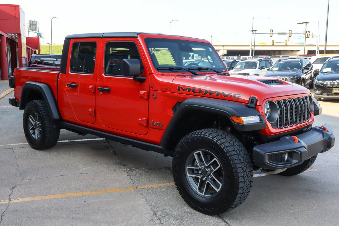 Used 2026 Jeep Gladiator Mojave AWD/4WD image 4