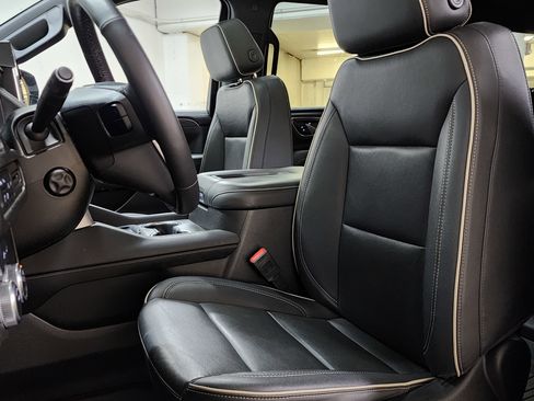 Used 2022 GMC Yukon SLT w/ SLT Premium Package image 13