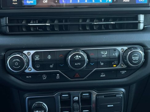 Certified 2025 Jeep Gladiator Rubicon w/ Convenience Group AWD/4WD image 32