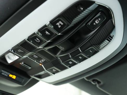 Certified 2025 Porsche Macan AWD/4WD image 35