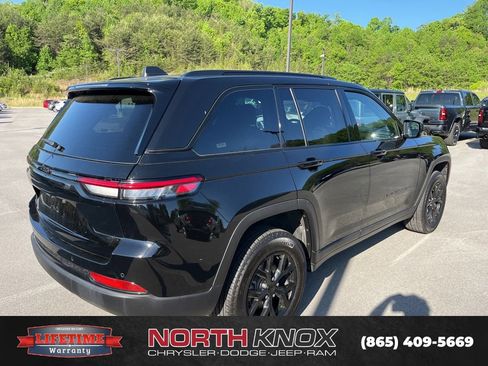 Used 2025 Jeep Grand Cherokee Altitude AWD/4WD image 3
