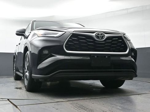 Used 2023 Toyota Highlander XLE AWD/4WD image 35