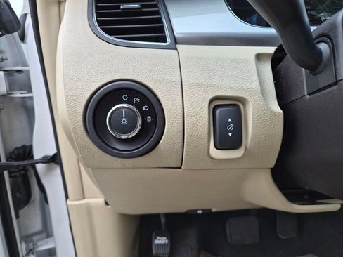Used 2018 Ford Taurus SEL w/ Equipment Group 201A AWD/4WD image 17