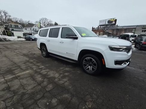 Used 2023 Jeep Wagoneer L Series II image 3