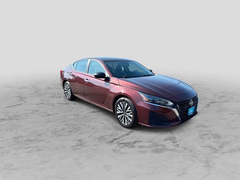 Used 2024 Nissan Altima 2.5 SV FWD image 2