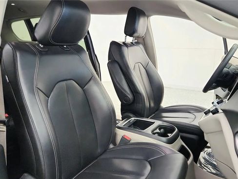Used 2023 Chrysler Pacifica Touring-L FWD image 39