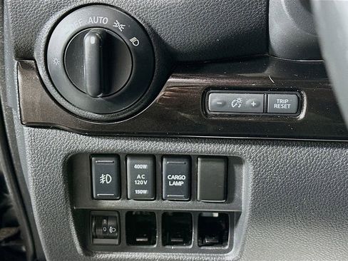 Used 2018 Nissan Titan SV w/ SV Convenience Package AWD/4WD image 12