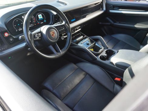 Certified 2024 Porsche Cayenne AWD/4WD image 4