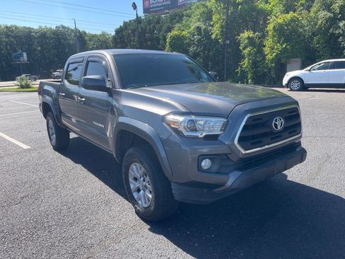 Used 2017 Toyota Tacoma SR5 w/ Tow Package RWD image 1