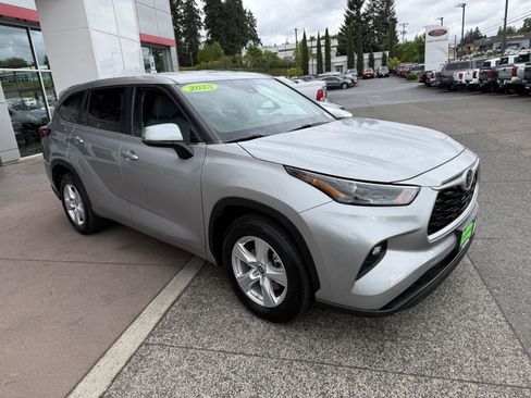 Used 2023 Toyota Highlander LE FWD image 7