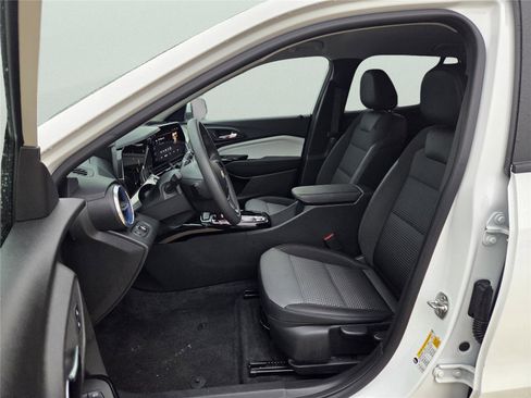 Used 2024 Chevrolet Trax LT image 14