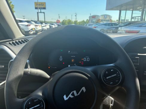 Used 2025 Kia Soul LX w/ LX Technology Package FWD image 29