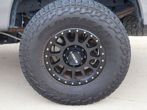Used 2022 Ford F250 Platinum w/ FX4 Off-Road Package AWD/4WD image 29