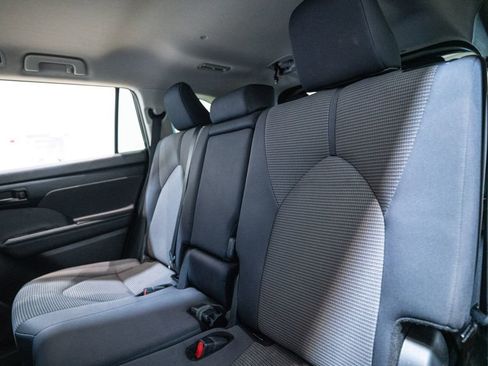 Certified 2024 Toyota Highlander LE image 32