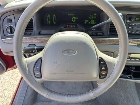 Used 2000 Ford Crown Victoria LX image 18