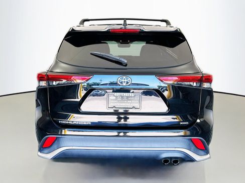 Used 2021 Toyota Highlander XSE FWD image 6