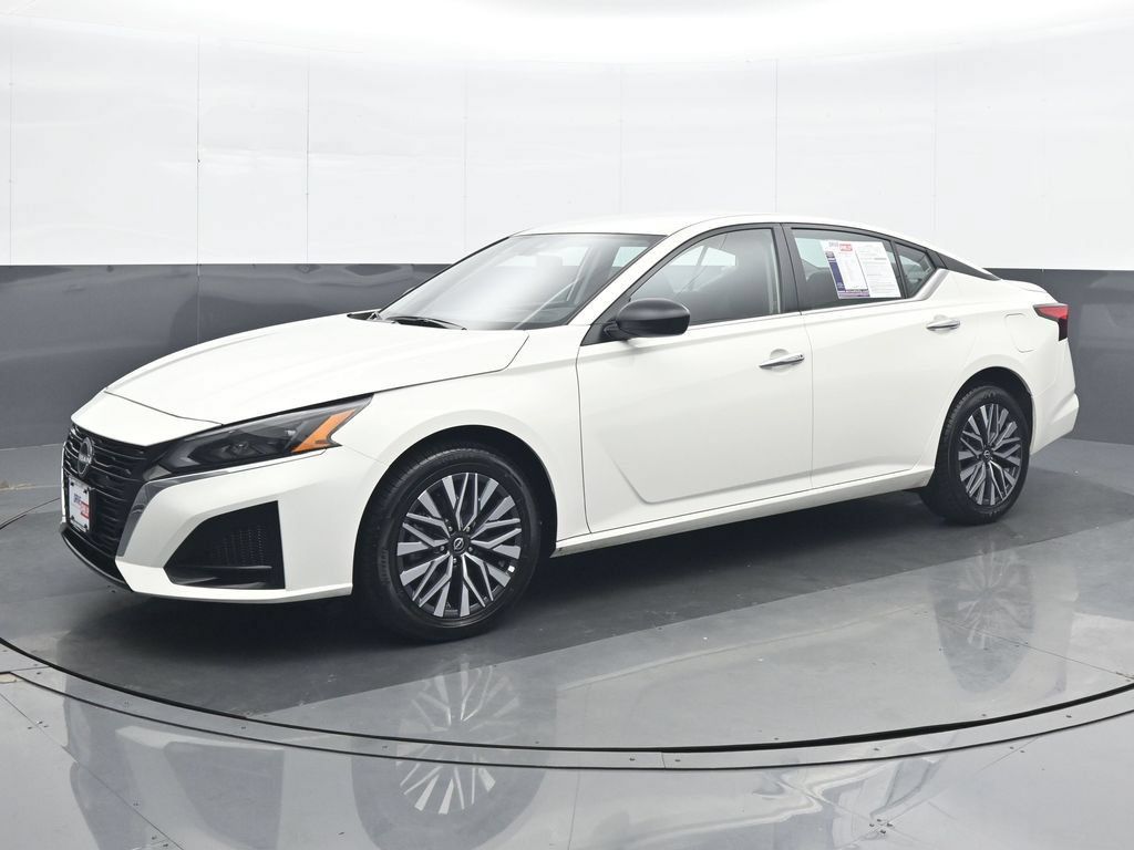 Used 2025 Nissan Altima 2.5 SV AWD/4WD image 2