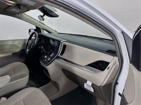 Used 2018 Toyota Sienna L image 28