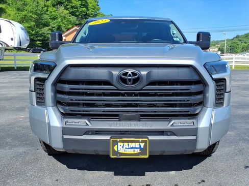 Used 2022 Toyota Tundra SR5 w/ SR5 Convenience Package AWD/4WD image 11