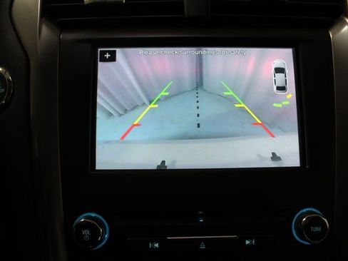 Used 2017 Ford Fusion SE w/ Fusion SE Technology Package image 4