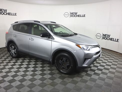 Used 2018 Toyota RAV4 LE AWD/4WD image 4