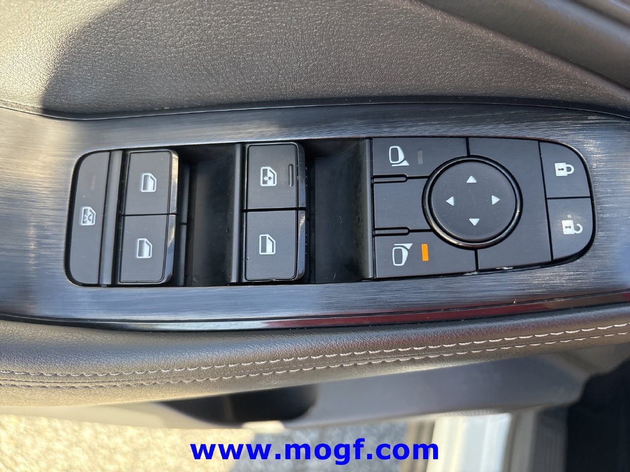 Used 2025 Nissan Rogue SV AWD/4WD image 14
