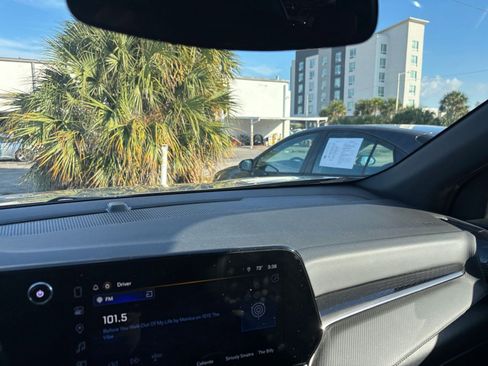 Used 2025 Chevrolet Equinox LT image 35