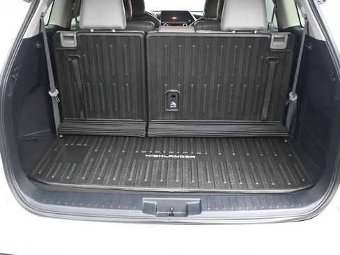 Used 2023 Toyota Highlander XLE AWD/4WD image 11